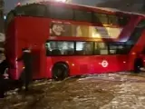 La unión hace la fuerza: un grupo de londinenses logra hacer arrancar un autobús que se había quedado atascado por la nieve