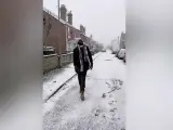 La emotiva reacción de un joven al ver nevar por primera vez: "Quería llorar"