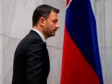 El primer ministro de Eslovaquia, Eduard Heger, abandona la sala antes de la votación de una moción de censura contra su Gobierno en el Parlamento, en Bratislava.