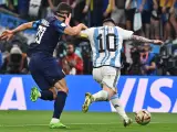 Josko Gvardiol y Leo Messi luchan por el balón en el Argentina-Croacia del Mundial de Qatar.