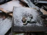 Un juguete entre los escombros de la casa de Dmytro que se incendió cerca de Chernihiv, Ucrania.