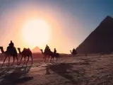 Dos de los atractivos del país del Nilo: el sol y las pirámides de Giza.