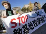Los ciudadanos, protestando por el nuevo plan de ataque de Japón.