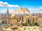 Mezquita-madrasa del Sultán Hasán y pirámides de El Cairo.
