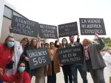 Protesta de sanitarios del Hospital de La Ribera a las puertas del centro, en Alzira.