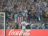 Messi celebra ante la grada argentina uno de los goles marcados en la tanda de penaltis ante Francia.