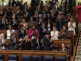 La portavoz del PP, Cuca Gamarra, recibe el aplauso de sus compa&ntilde;eros del PP tras una intervenci&oacute;n en el Congreso de los Diputados el jueves.