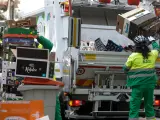 Un operario de recogida de residuos protegidos con mascarilla coloca cajas de cartón y de plástico en la trituradora de un camión de basura durante su trabajo de limpieza en una calle de la capital durante el día 33 del estado de alarma, en Madrid (España), a 16 de abril de 2020. CORONAVIRUS;COVID-19;ESTADO DE ALARMA;LIMPIEZA;PANDEMIA;MASCARILLA;CAMIÓN DE LIMPIEZA; Jesús Hellín / Europa Press (Foto de ARCHIVO) 16/4/2020
