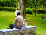 Unos padres con sus hijos en el Parque de María Luisa de Sevilla.