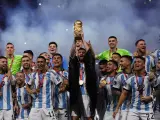 Messi levanta junto a sus compa&ntilde;eros de Argentina el trofeo de la Copa del Mundo.