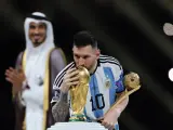 Messi besa el trofeo tras ganar su primer Mundial ante Francia.