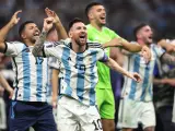 Messi celebra con la hinchada argentina presente en el Estadio Lusail.