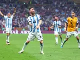 Messi celebra su gol en la prórroga sin saber que debería ir a la tanda de penaltis para ganar su ansiada primera Copa del Mundo.