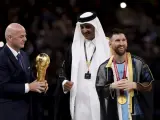 ¿Qué significa la extraña capa que le pusieron a Messi para levantar la Copa en Qatar?