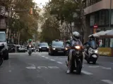 Motos circulando por la calle Aribau de Barcelona.