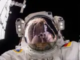 Matthias Maurer (astronauta de la Agencia Espacial Europea) capturó esta selfie mientras realizaba una caminata espacial el 23 de marzo.