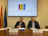 El presidente del Instituto de Estudios Económicos (IEE), Íñigo Fernández de Mesa, y su director general, Gregorio Izquierdo, presentan el Informe semestral de Coyuntura Económica.
