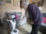Echalecu, una pamplonica de 89 años, tiene un robot asistencial en su piso, facilitado por el Ayuntamiento de Barcelona