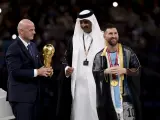Leo Messi, con el 'Besht' a su espalda tras ganar el Mundial.