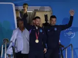 Messi y el seleccionador argentino, Lionel Scaloni, se muestran exultantes al descender del avión con la Copa del Mundo, a su llegada a Buenos Aires.
