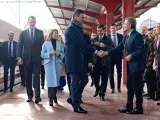 Pedro Sánchez saluda al presidente de Enaire Pedro Saura, antes que el Rey Felipe VI.