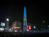 El emblemático Obelisco de Buenos Aires, decorado con una proyección de las tres estrellas mundialistas que atesora Argentina y Leo Messi celebrando el título mundial.