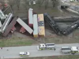 El impactante descarrilamiento de un tren de mercancías tras estrellarse contra un camión