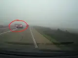 Un conductor ha protagonizado este vídeo en que se puede ver cómo intenta realizar un adelantamiento sin visión debido a la niebla y acaba pasando a escasos centímetros de distancia del coche que viene circula frente a él.