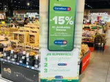 Cartel de la promoción en un supermercado Carrefour