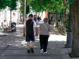 Una pareja de ancianos camina por la calle cogida de la mano, a 27 de julio de 2021, en Madrid, (España). La Seguridad Social destinó en el presente mes de julio la cifra récord de 10.202,29 millones de euros al pago de pensiones contributivas, lo que supone un 3,23% más que en el mismo mes de 2020. 27 JULIO 2021;ANCIANOS;MAYORES;JUBILADOS;JUBILACIÓN;PENSIÓN;PENSIONES A. Pérez Meca / Europa Press (Foto de ARCHIVO) 27/7/2021