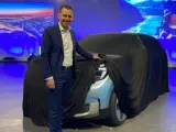 Martin Santer, director general de Ford Model en Europa, en la imagen junto al nuevo modelo del que todavía poco se puede ver.