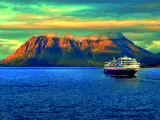 El barco MS Trollfjord rumbo a Tromsø.