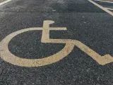 Espacio reservado para el aparcamiento de vehículos de personas con movilidad reducida.