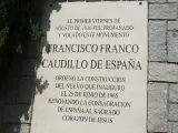 Placa en homenaje a Francisco Franco en el Cerro de Los Ángeles, en Getafe.