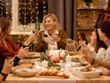 Una familia disfrutando de la cena de Navidad