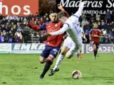 El delantero argentino de Osasuna, el Chimy Ávila (i), disputa el balón ante el defensor del CD Arnedo durante el encuentro de la segunda eliminatoria de la Copa del Rey