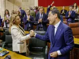 El presidente de la Junta de Andalucía, Juanma Moreno, y la consejera de Hacienda, Carolina España, en el Parlamento.