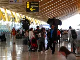 Un grupo de viajeros en el hall del aeropuerto Adolfo Suárez Madrid-Barajas. 17 abril 2019, aeropuerto, viaje, vuelo, viajeros, turistas. Óscar J.Barroso / Europa Press (Foto de ARCHIVO) 17/4/2019
