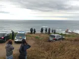 Varios vehículos y agentes de la Guardia Civil en el lugar donde han hallado el cuerpo sin vida de una mujer, en el entorno del Cabo de Peñas, a 23 de diciembre de 2022, en Gozón, Asturias (España).