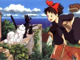 El nombre de Hayao Miyazaki tenía que aparecer en esta lista. Si has seguido nuestros consejos, los niños y niñas de tu familia se sabrán ya de memoria 'Ponyo en el acantilado' y 'Mi vecino Totoro', así que esta vez apostamos por una película del genio nipón menos afamada, pero también encantadora (en muchos sentidos). Una niña que reparte pasteles montada en una escoba, un gato que habla, una bicicleta que vuela... Este filme lo tiene todo para conquistar a los espectadores, sin que importe su edad.