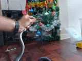 La serpiente oculta en el árbol de Navidad.
