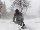 Un hombre retira con una pala la nieve acumulada en Búfalo durante la supertormenta de invierno que afecta a gran parte de Estados Unidos.