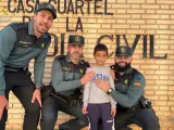 Agentes de la Guardia Civil auxilian a un niño que se había atragantado con un caramelo, el 25 de diciembre de 2022.