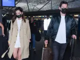 Ana De Armas y Paul Boukadakis en el aeropuerto.