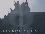 Dron ucraniano, a punto de impactar en un blindado ruso.
