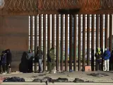 Migrantes junto a la valla que separa a México de los Estados Unidos en Ciudad Juárez.