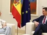 El presidente del Gobierno, Pedro Sánchez, y la vicepresidenta segunda y ministra de Trabajo, Yolanda Díaz, durante su encuentro en la Moncloa antes del Consejo de Ministros del 27 de diciembre de 2022.
