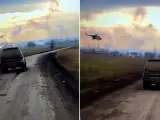 Varios vehículos del Ejército ucraniano se dirigen a la localidad de Bakhmut, en Ucrania,ucr mientras varios helicóptero de apoyo lanzan cohetes, en unas imágenes que recuerdan a la película 'Apocalypse Now'.