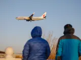 Un avión aterriza en el aeropuerto de Pekín.