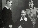 En esta foto antigua, Joseph Ratzinger, sentado a la izquierda, aparece junto a sus hermanos y sus abuelos en una foto familiar.